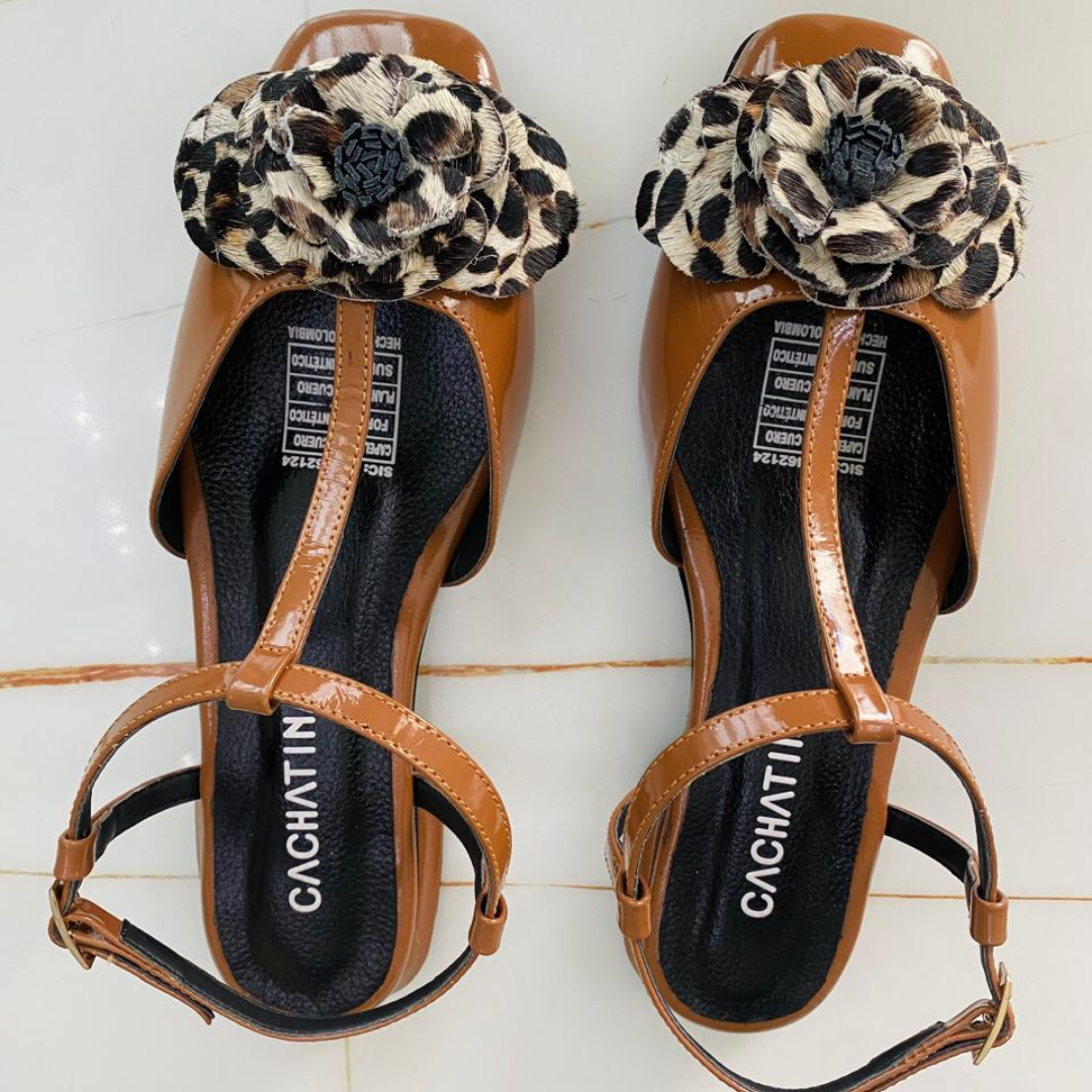CALZADO CACHATINA - ZUECO MUJER - JUDELYN - CUERO CHAROL MIEL X ANIMAL PRINT