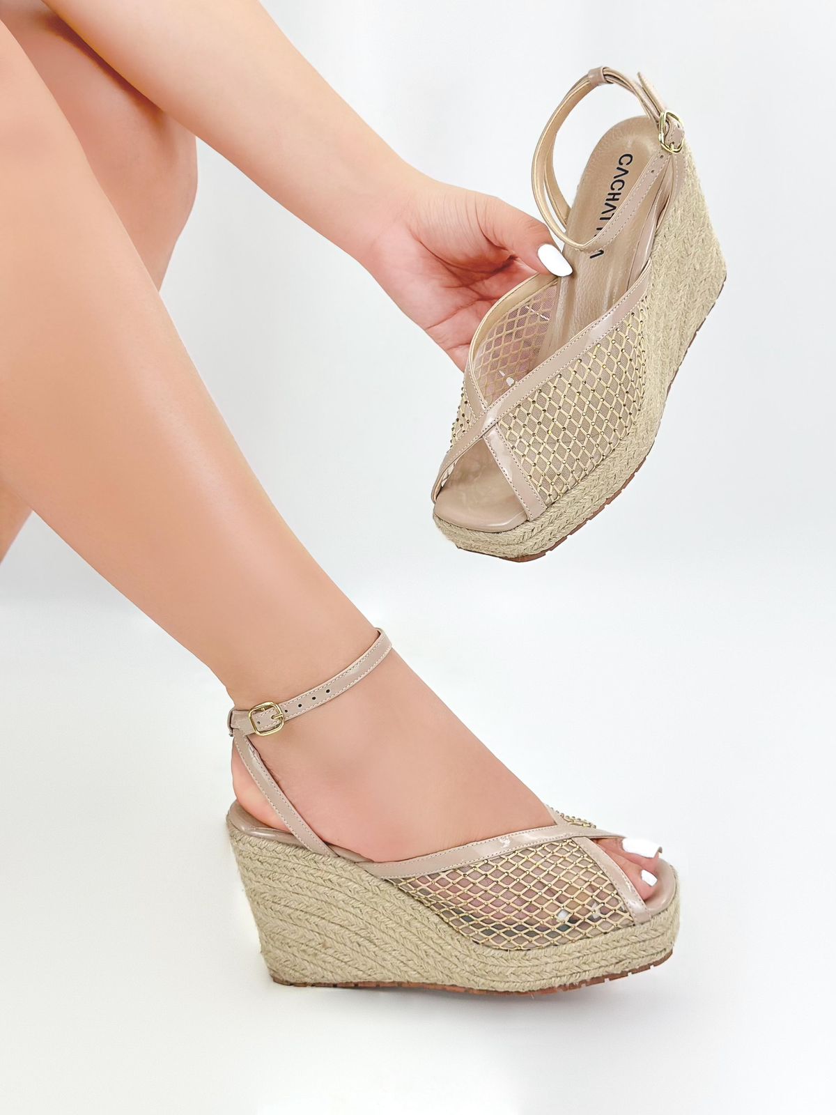 PLATAFORMA NABRIL- CHAROL TAUPE X MALLA PERLAS - ALTURA 7.5 (10 CM) - CALZADO CACHATINA