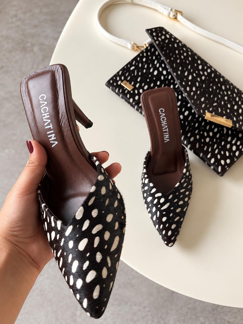 BOLSO CACHATINA - SOBRE FIESTA - CUERO ANIMAL PRINT CHOCOLATE X PUNTOS Y ESTILETO LEUVEN ANIMAL PRINT CHOCOLATE X PUNTOS