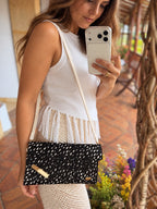BOLSO CACHATINA - SOBRE FIESTA - CUERO ANIMAL PRINT CHOCOLATE X PUNTOS