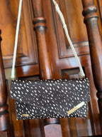 BOLSO CACHATINA - SOBRE FIESTA - CUERO ANIMAL PRINT CHOCOLATE X PUNTOS