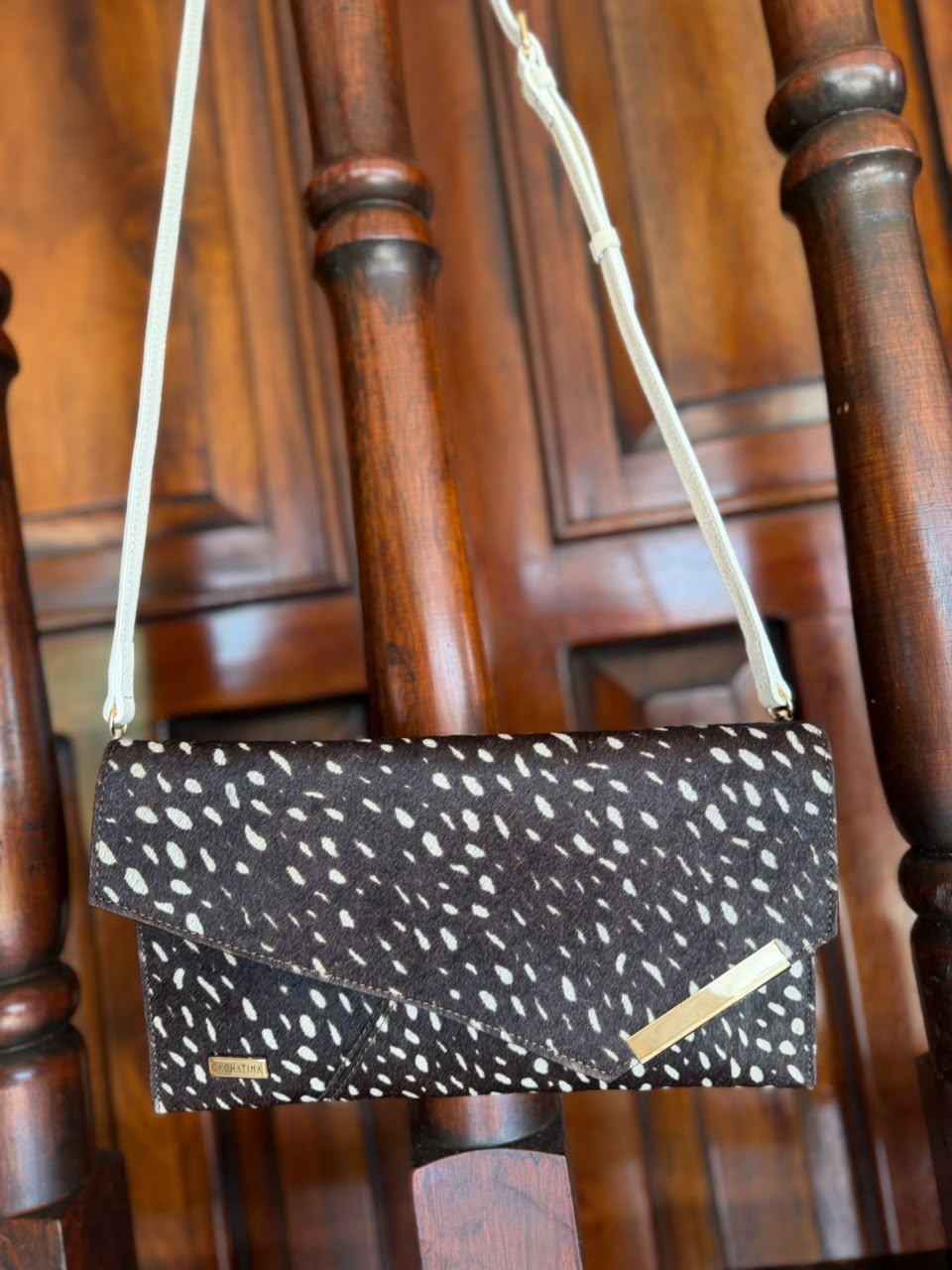 BOLSO CACHATINA - SOBRE FIESTA - CUERO ANIMAL PRINT CHOCOLATE X PUNTOS