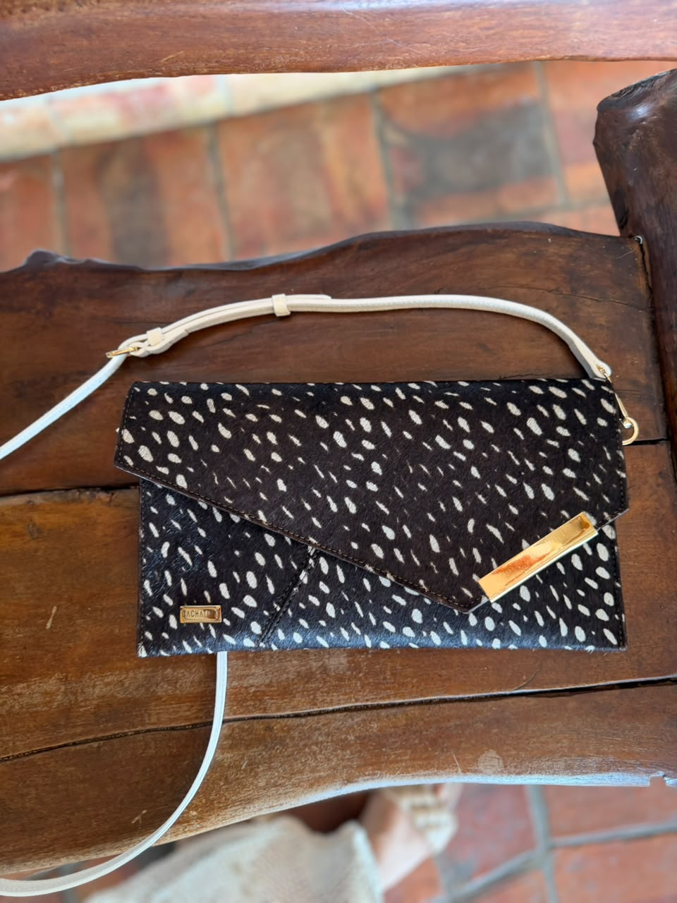 BOLSO CACHATINA - SOBRE FIESTA - CUERO ANIMAL PRINT CHOCOLATE X PUNTOS