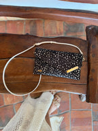 BOLSO CACHATINA - SOBRE FIESTA - CUERO ANIMAL PRINT CHOCOLATE X PUNTOS