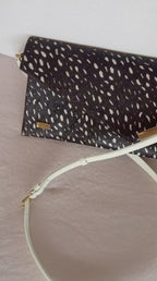 BOLSO CACHATINA - SOBRE FIESTA - CUERO ANIMAL PRINT CHOCOLATE X PUNTOS