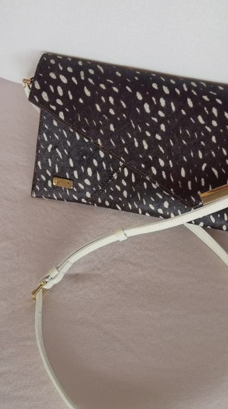 BOLSO CACHATINA - SOBRE FIESTA - CUERO ANIMAL PRINT CHOCOLATE X PUNTOS