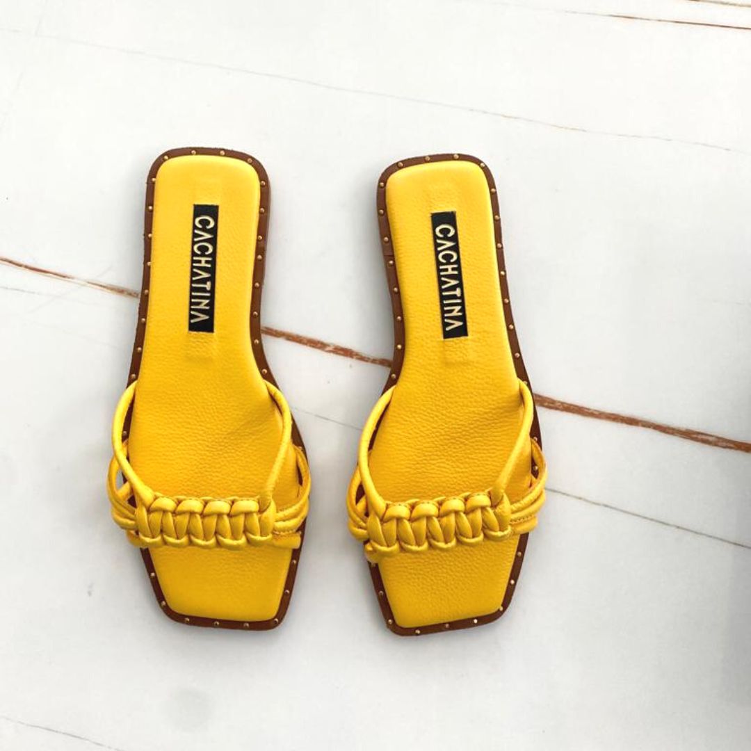 SANDALIA PLANA - BANGKOK STORE - CUERO AMARILLO CALZADO CACHATINA